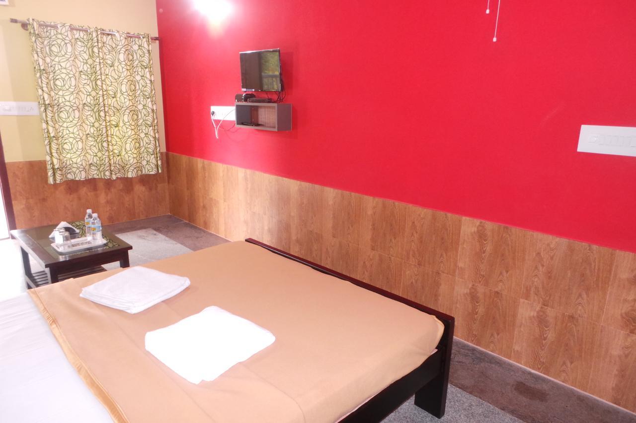 Iroomz Sri Vinayaka Comfort Virajpet Exterior photo