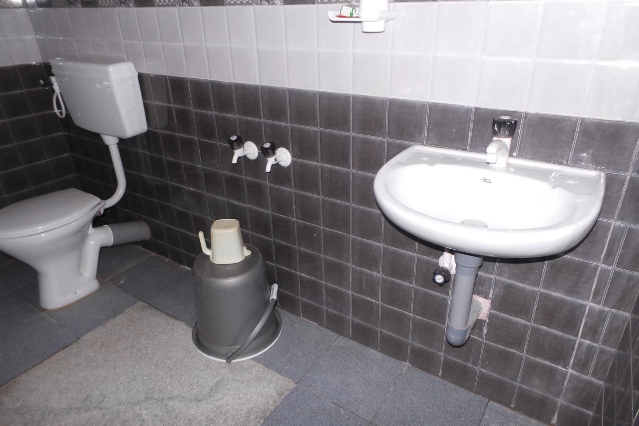 Iroomz Sri Vinayaka Comfort Virajpet Exterior photo