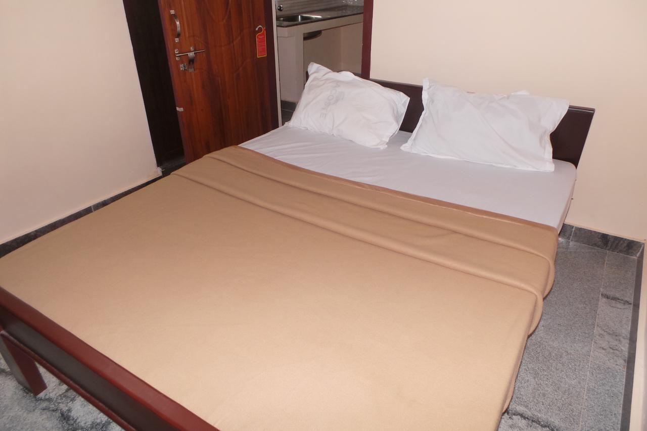 Iroomz Sri Vinayaka Comfort Virajpet Exterior photo
