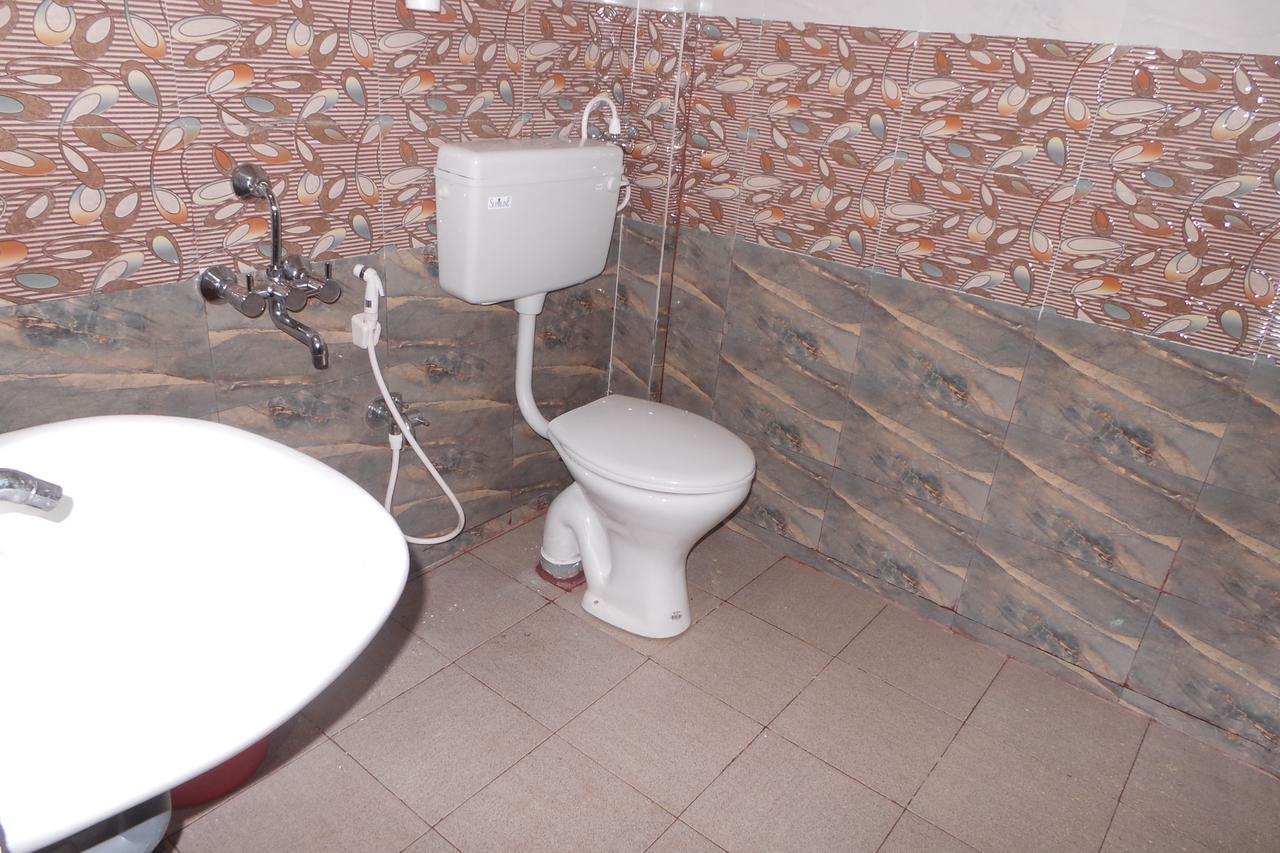 Iroomz Sri Vinayaka Comfort Virajpet Exterior photo