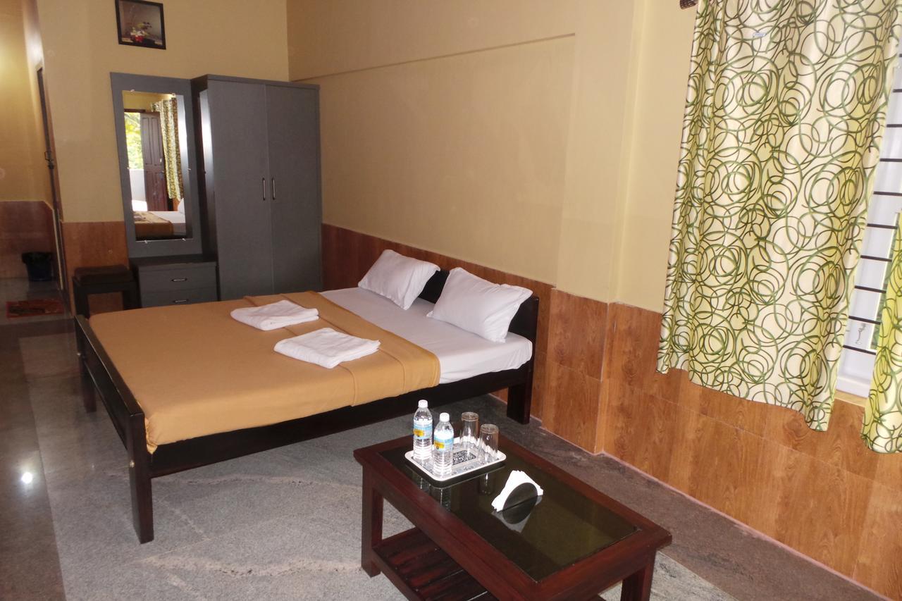 Iroomz Sri Vinayaka Comfort Virajpet Exterior photo