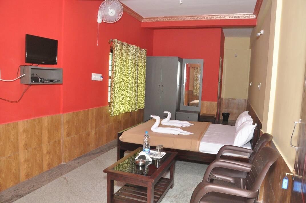 Iroomz Sri Vinayaka Comfort Virajpet Exterior photo