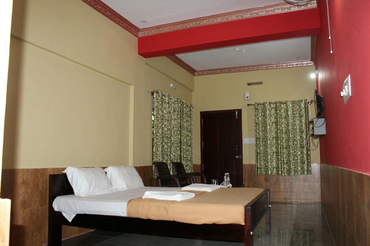 Iroomz Sri Vinayaka Comfort Virajpet Exterior photo