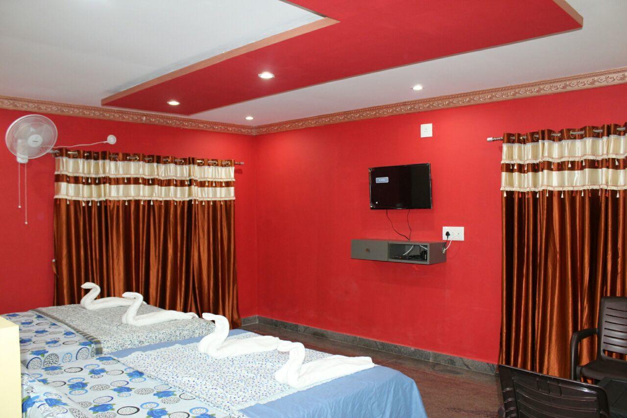 Iroomz Sri Vinayaka Comfort Virajpet Exterior photo