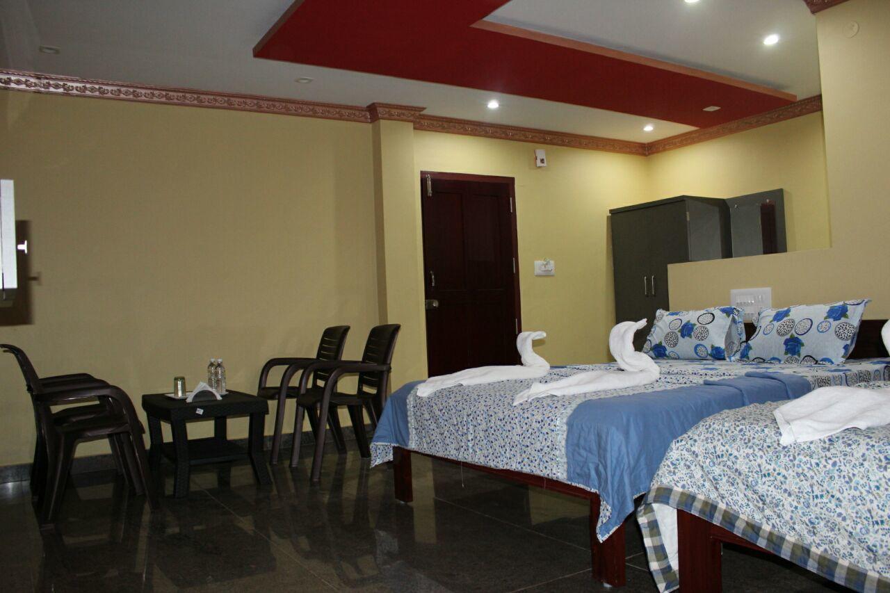 Iroomz Sri Vinayaka Comfort Virajpet Exterior photo
